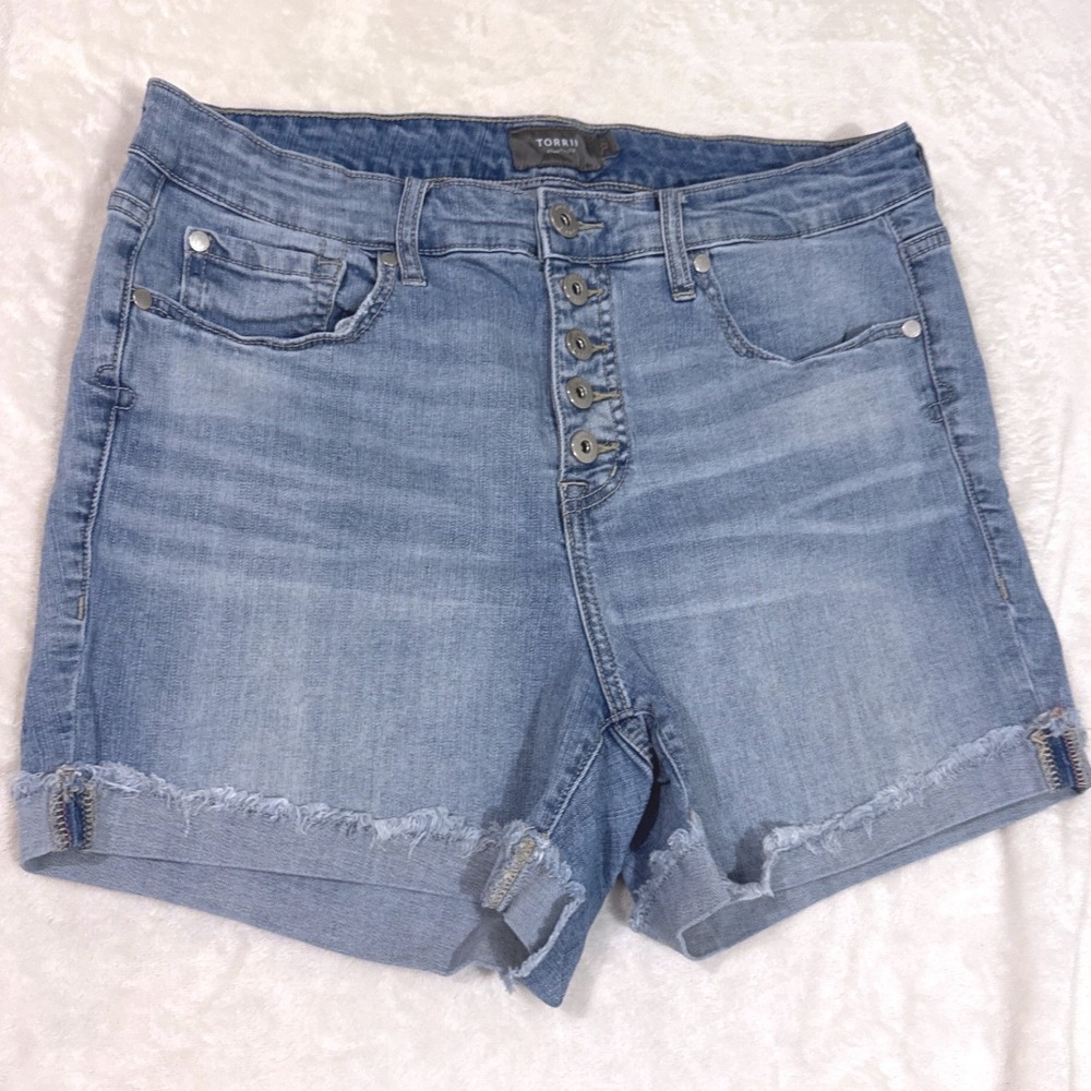 Torrid Womens Denim Shorts Size 12 Blue Button Fly Raw Cuffed Hem Light Wash - Picture 2 of 7